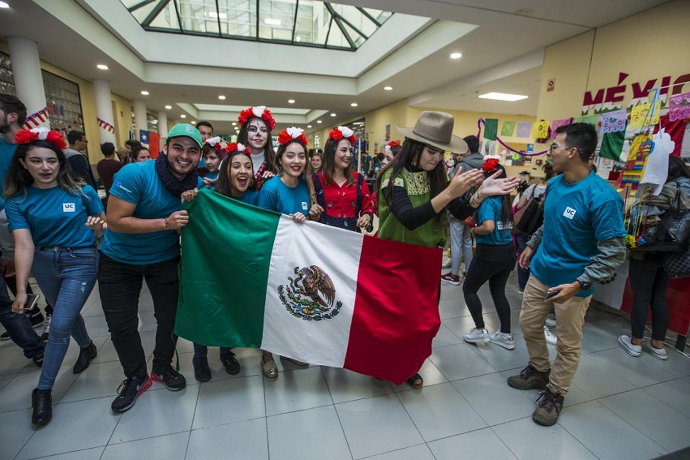 El Día Internacional de la Universidad de Cantabria (UC) ha reunido 23 stands informativos sobre los destinos y orígenes de los estudiantes de intercambio. México, Australia, Italia, Francia, Alemania, Chile, Rumanía, Estados Unidos y la República Checa han sido las principales propuestas internacionales que han acogido la visita de cientos de interesados.