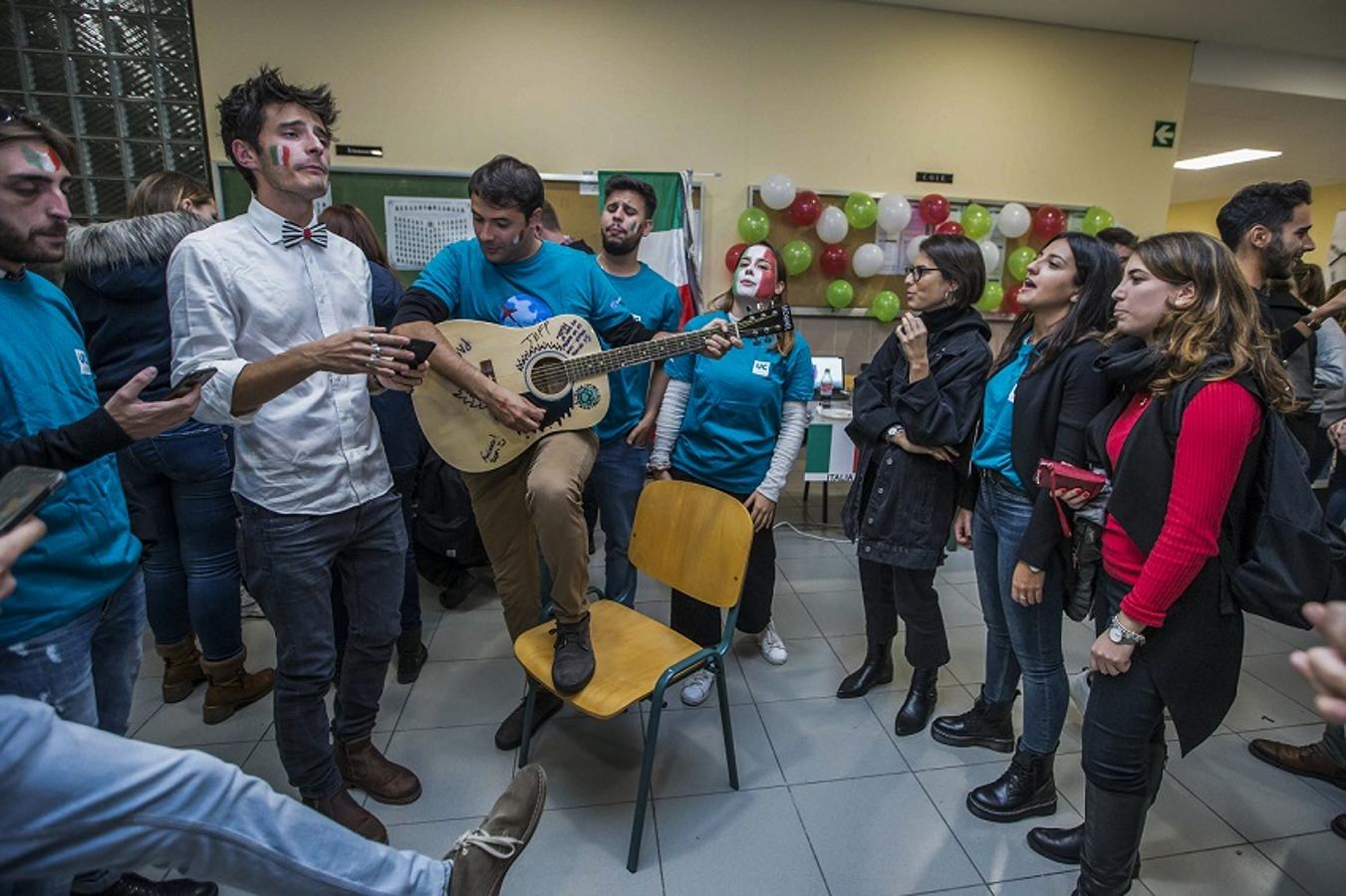 El Día Internacional de la Universidad de Cantabria (UC) ha reunido 23 stands informativos sobre los destinos y orígenes de los estudiantes de intercambio. México, Australia, Italia, Francia, Alemania, Chile, Rumanía, Estados Unidos y la República Checa han sido las principales propuestas internacionales que han acogido la visita de cientos de interesados.