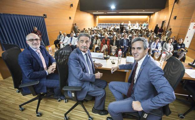 Imagen principal - Revilla, en un acto por el aniversario de Valdecilla: «Es el mejor activo»