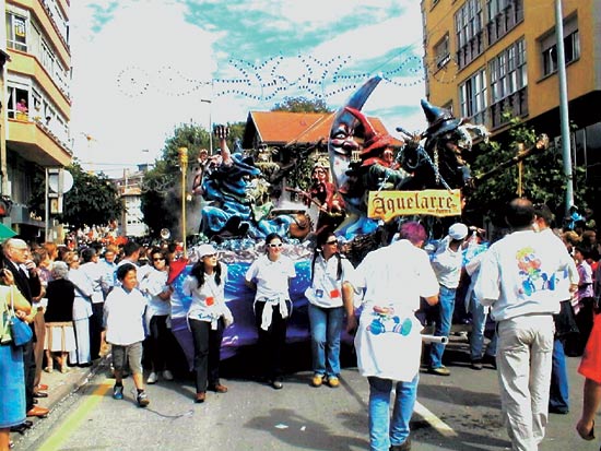 Desfile de carrozas por las calles de Reinosa con motivo de la festividad de San Mateo.