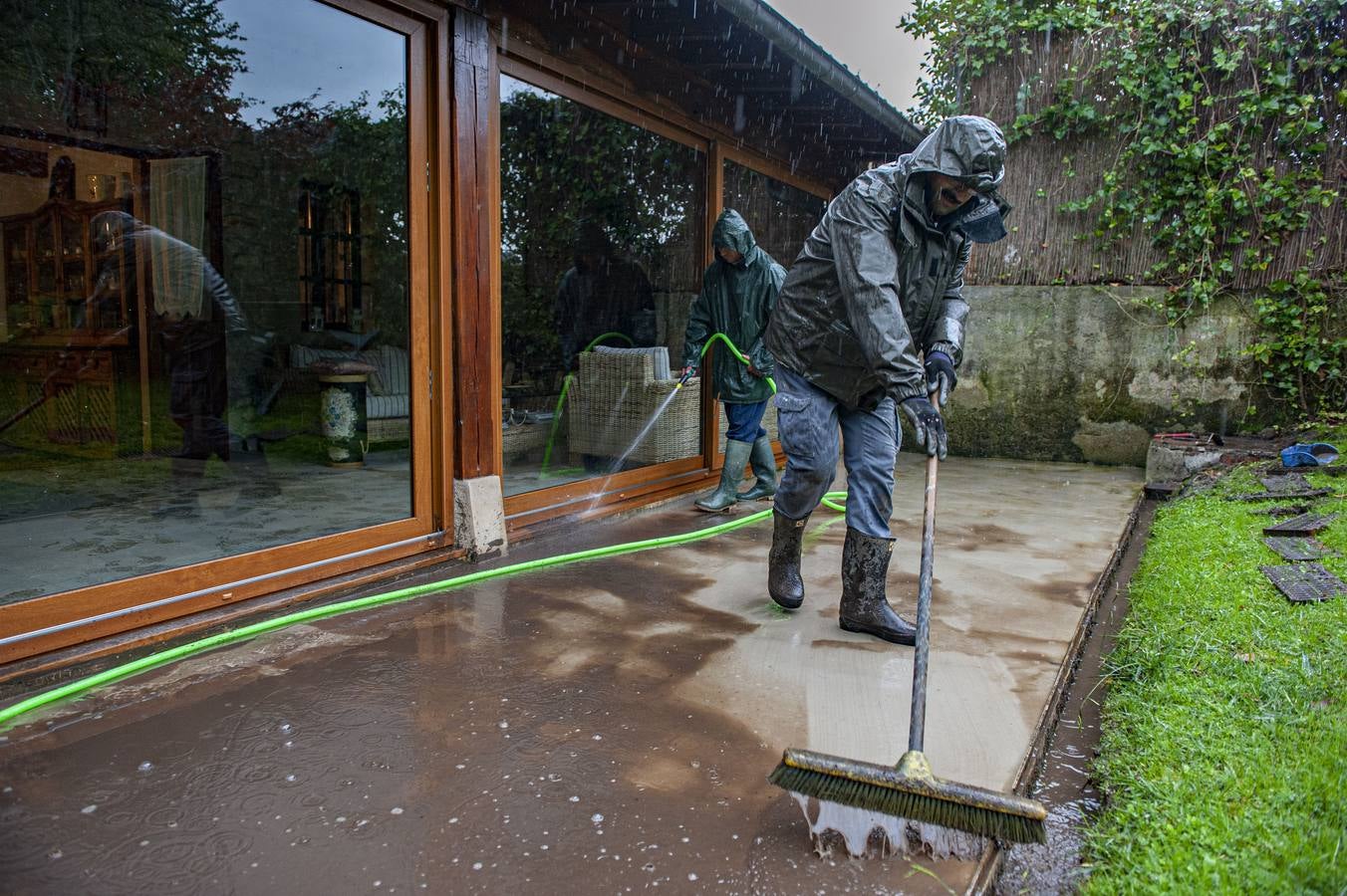 Limpiando el barro en Pesués