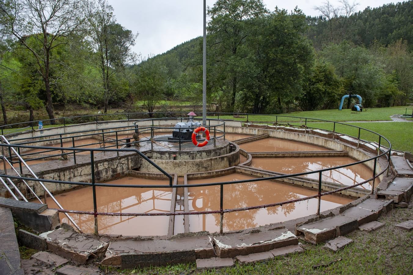 Depuradora de Roiz, inundada.