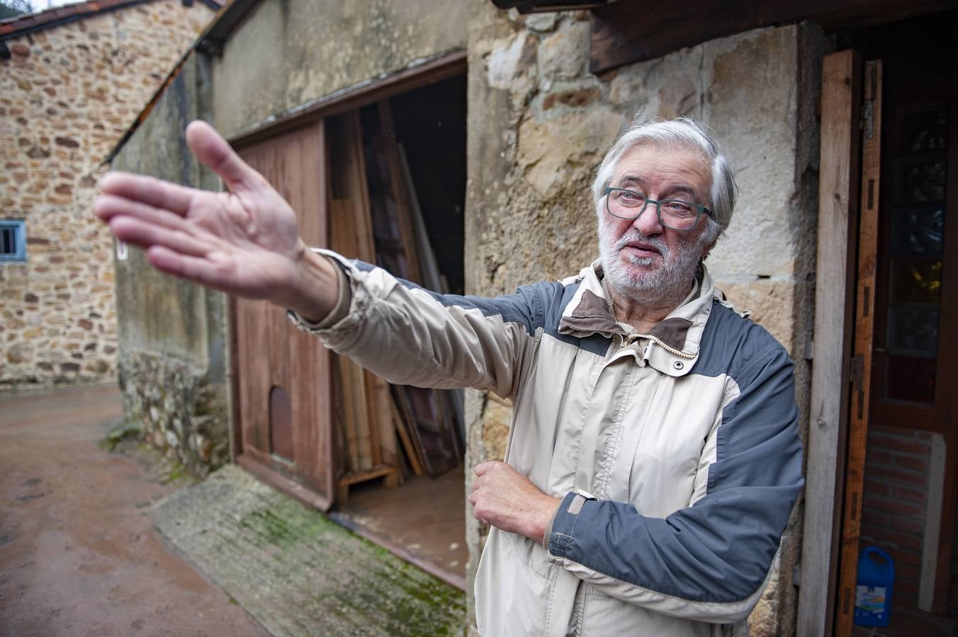 Vecino de Treceño, afectado por las inundaciones.