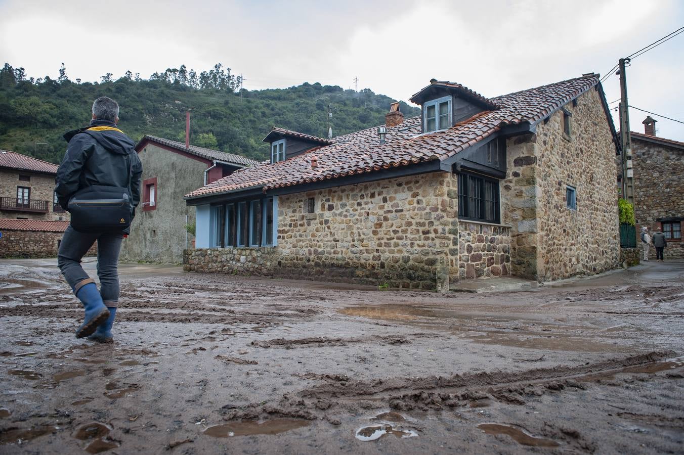 Treceño, totalmente cubierto de barro.