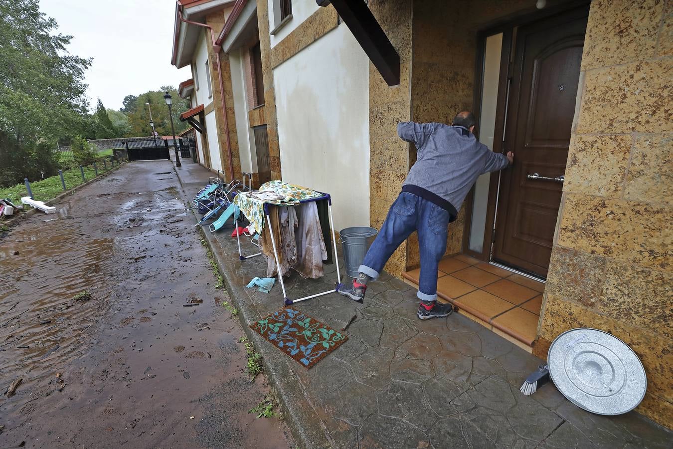 Una de las urbanizaciones más afectadas por las inundaciones en Carrejo (Cabezón de la Sal)