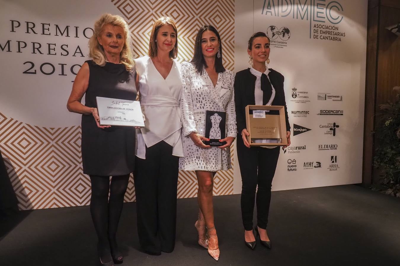 La diseñadora Odette Álvarez recibió anoche el Premio Empresaria 2019 de la Asociación de Mujeres Empresarias de Cantabria (ADMEC), en la Gala Anual que este colectivo celebró en el Hotel Santemar de Santander