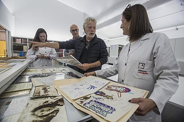 Mariscal explica a Ana García Herra, Juan Antonio González Fuentes y Sonia López Fuentes como concibió algunos de los dibujos que se conservan en el Archivo Lafuente. 