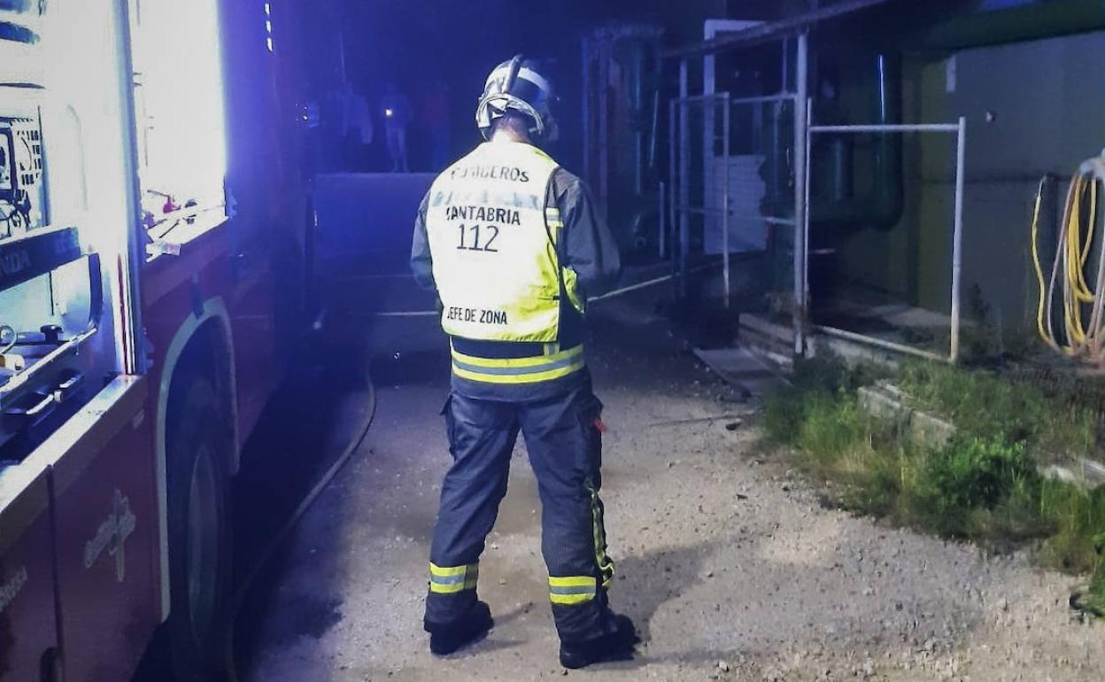 Un incendio en la piscifactoría Sonrionansa (Pesués) destroza los vestuarios pero no causa heridos