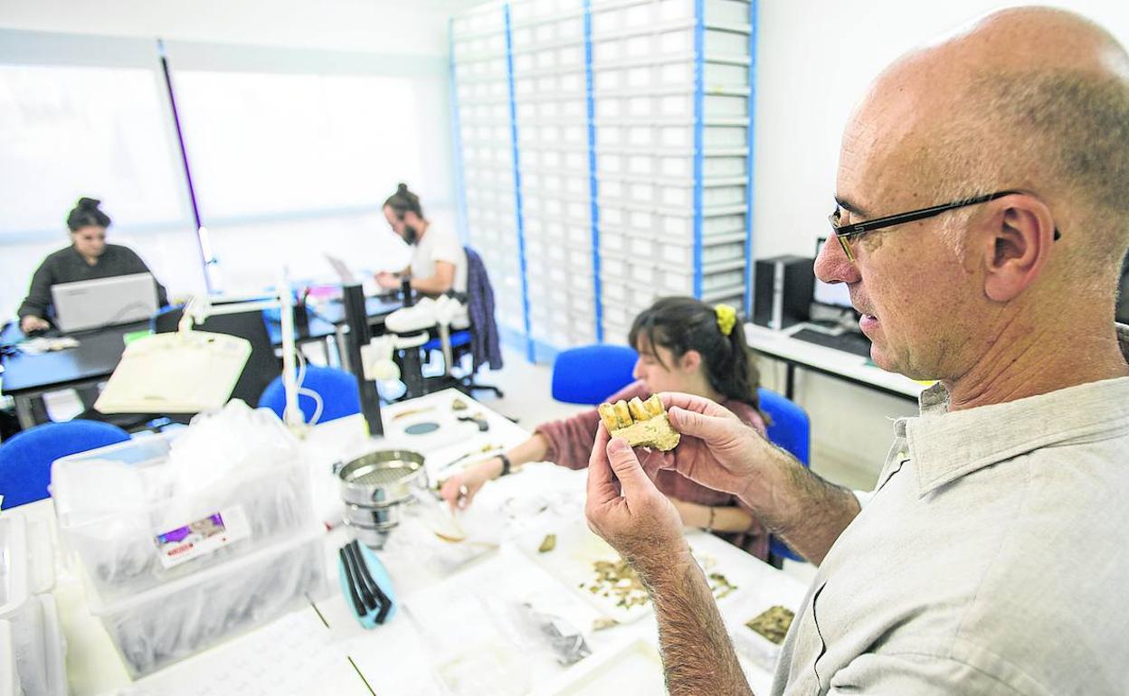 Jesús Emilio González Urquijo, al frente del Instituto Internacional de Investigaciones Prehistóricas, en la sede del centro en plena actividad.