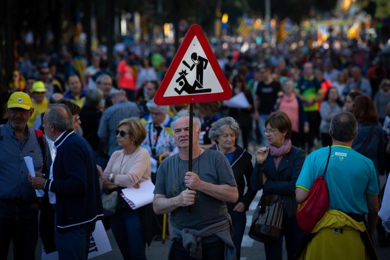 Miles de personas se concentran en Barcelona para protestar por la sentencia del 'procés'.