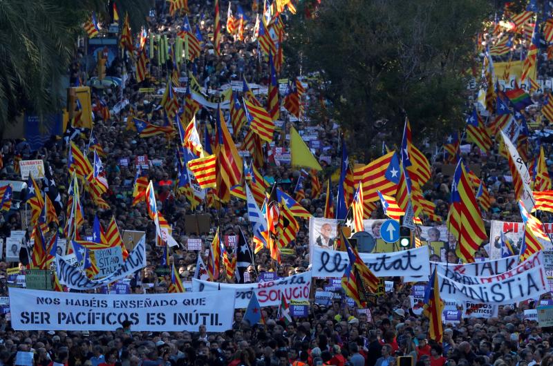 Miles de personas se concentran en Barcelona para protestar por la sentencia del 'procés'.