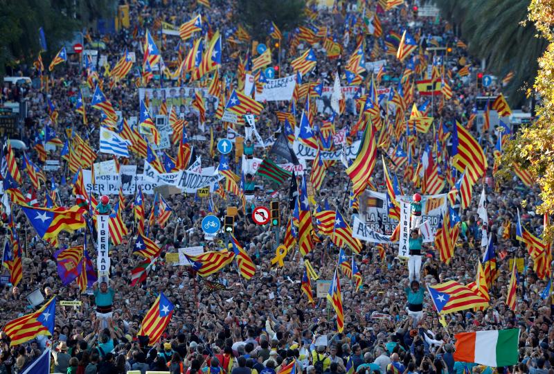 Miles de personas se concentran en Barcelona para protestar por la sentencia del 'procés'.