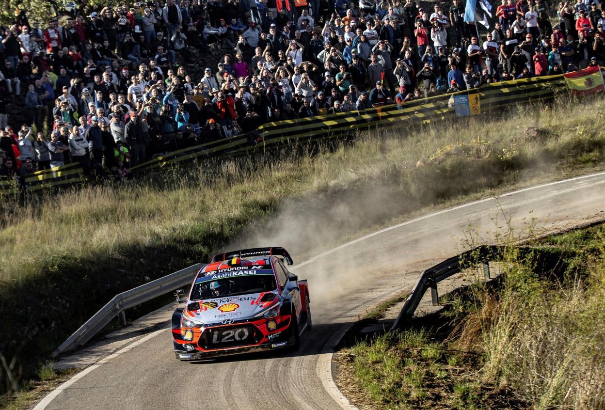 Dani Sordo se jugará hoy subir al podio final del Rally de España, en el que Ott Tänak puede proclamarse campeón del mundo. :: efe