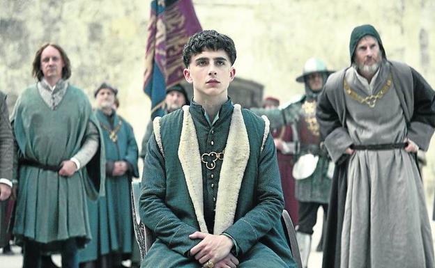 Protagonizada por Timothée Chalamet, Robert Pattinson y Joel Edgerton, es una cinta inspirada en las obras de teatro Enrique IV y Enrique V de William Shakespeare. La locura del poder, la guerra y el imperialismo.