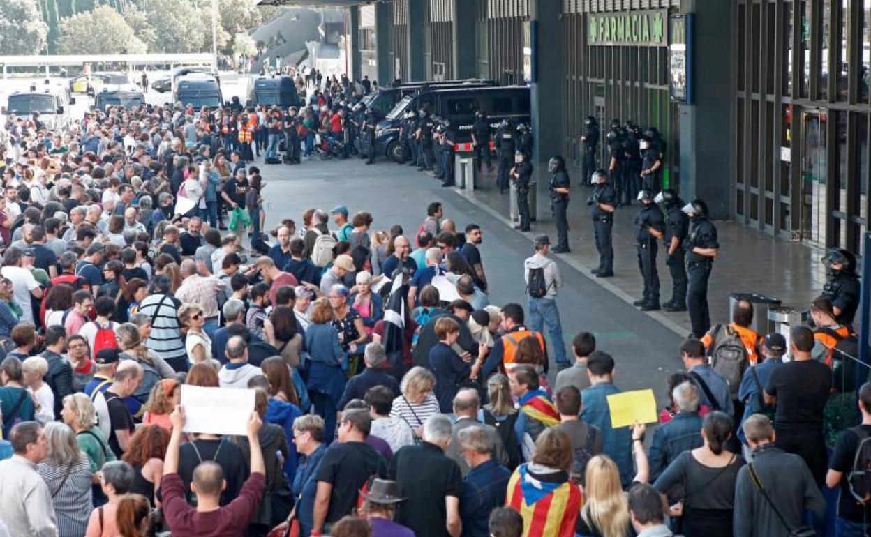 Los Mossos establecen un cordón de protección en la estación de Sants.