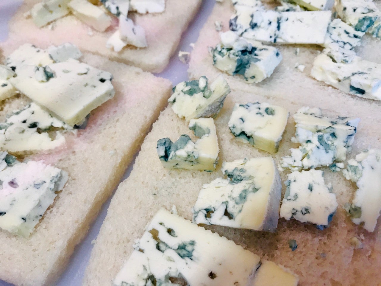 SÁNDWICHES DE QUESO AZUL. 3-Trocear el queso azul y añadir a las rebanadas de pan de molde. 