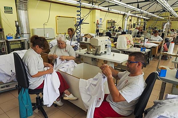Trabajadores en la lavandería industrial de Amica en Torrelavega.