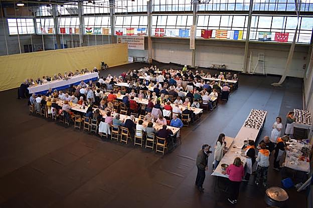 Numerosas personas se dieron cita ayer en el pabellón Guillermo Cortés por el día del abuelo. 