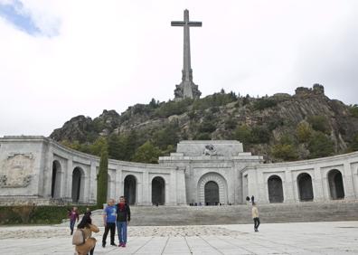 Imagen secundaria 1 - Imagenes de la jornada en el Valle de los Caídos.