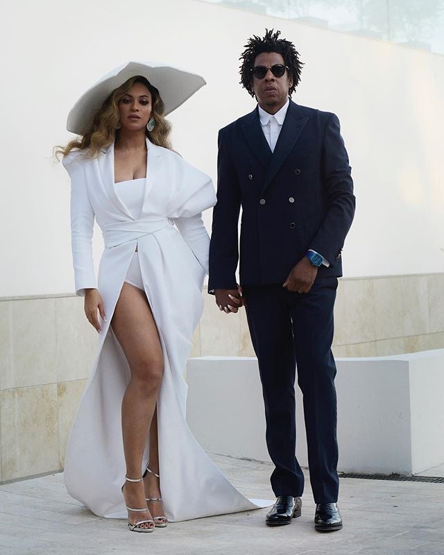 Y hablando de los padres de Ivy Blue, nos podemos centrar en algunas de las manías que tiene el rapero Jay-Z, entre ellas, una extraña obsesión con la temperatura. Cada habitación en la que entra, incluidas las de los hoteles, tiene que estar a 21,5 grados, ni uno más ni uno menos. Además, exige tener sus camisas perfectamente planchadas y calentitas cuando se las va a poner. Una manía que no es excesivamente cara pero sí, cuanto menos, curiosa. Sin embargo, esto no quita para que el marido de Beyoncé esconda algunos tesoros en su fondo de armario, como el reloj de zafiros que lució en los premios NAACP hace varios meses. Al igual que el de Guardiola y Nadal, el suyo también era de la firma Richard Mille y se caracteriza por ser la pieza de alta joyería más cara fabricada por la casa suiza hasta la fecha. Su precio alcanza los 2,25 millones de euros, se invirtieron 3.000 horas de trabajo e investigación en él y está creado con bloques de zafiro cortados y molidos. 