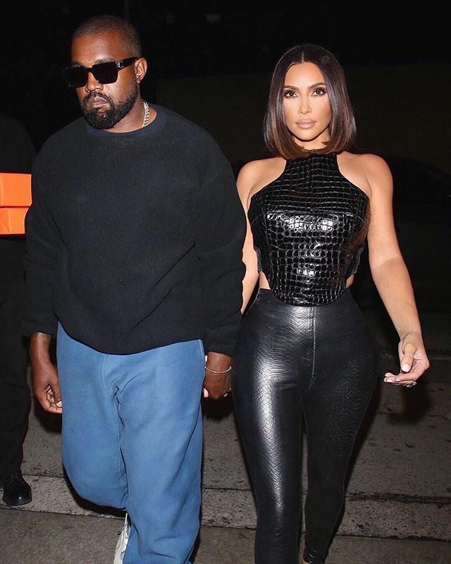 En esta lista es imposible olvidar a la pareja formada por Kim Kardashian y Kanye West. La pareja es el sinónimo del lujo desorbitado y la ostentación sin límite. Su hija, Northwest, con tan solo seis años ya es un icono de estilo y su vestidor es igual o más caro que el de sus propios padres. Exigencias aparte, que las hay, la pareja celebra sus cumpleaños de forma nada convencional. Y es qué, ¿qué se puede regalar a alguien que ya lo tiene todo? Para el 39 cumpleaños de la empresaria, su marido se esforzó en ser original y lo mejor que podía hacer es asegurar que personas que no eran tan afortunadas como ellos recibieran la ayuda que necesitan, así que donó por su cumpleaños un millón de dólares a las asociaciones benéficas en las que su mujer colabora. «Mi familia me ha hecho regalos maravillosos y Kayne me ha comprado unos bolsos increíbles, pero, además, ha donado un millón de euros en mi nombre y en el de mis hijos a mis asociaciones benéficas favoritas que trabajan muy duro en distintas reformas penales. ¡Me ha hecho muy feliz!», afirmaba la norteamericana hace unos días a través de Twitter, al lado de una imagen con el certificado que acreditaba la donación. 