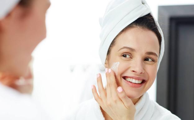 Una rutina de belleza facial.