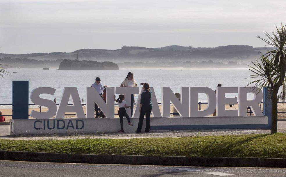 El nuevo cartel luce en la avenida Manuel García Lago, en El Sardinero.