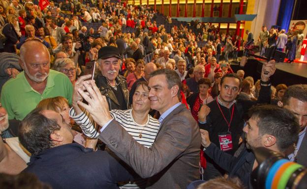 Imagen. Sánchez no dudó en hacerse fotos con los militantes.