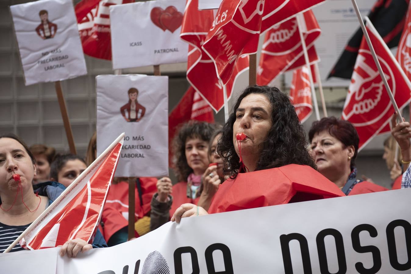 Trabajadores del sector de la dependencia se han concentrado ante la sede de la CEOE en protesta por la falta de acuerdo en la negociación del convenio colectivo.