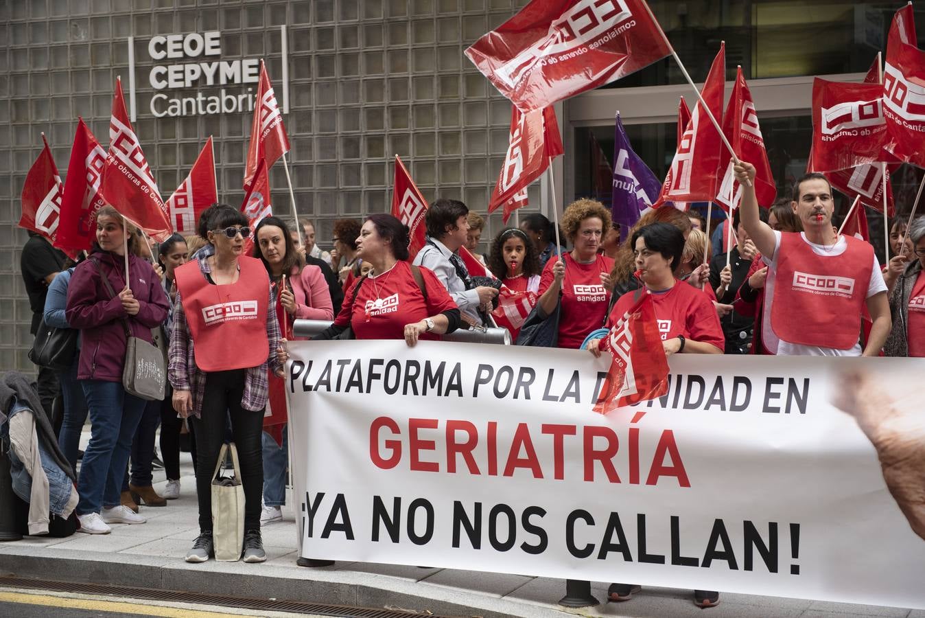 Trabajadores del sector de la dependencia se han concentrado ante la sede de la CEOE en protesta por la falta de acuerdo en la negociación del convenio colectivo.