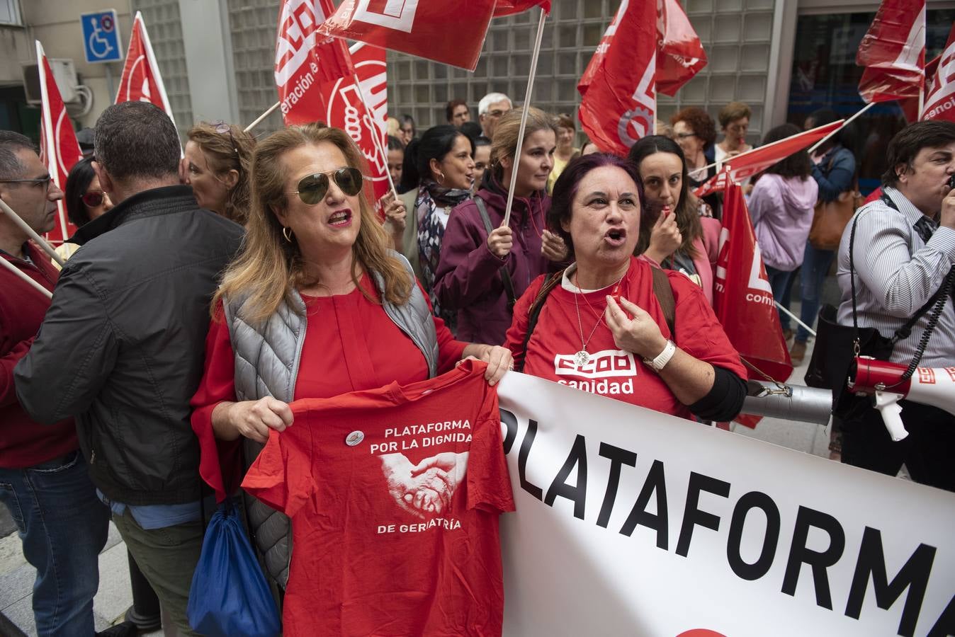 Trabajadores del sector de la dependencia se han concentrado ante la sede de la CEOE en protesta por la falta de acuerdo en la negociación del convenio colectivo.