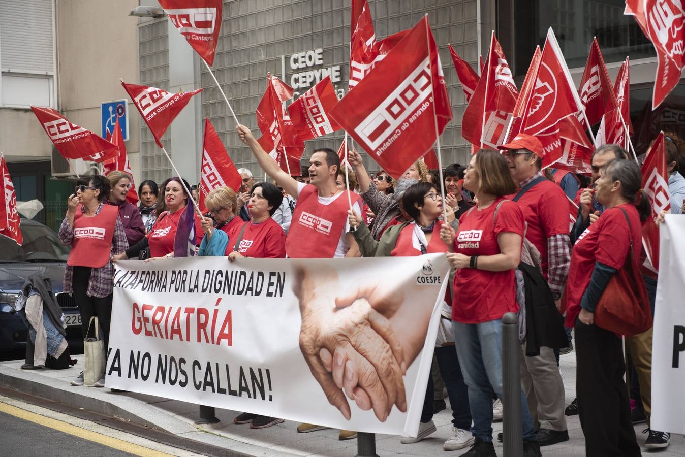 Trabajadores del sector de la dependencia se han concentrado ante la sede de la CEOE en protesta por la falta de acuerdo en la negociación del convenio colectivo.