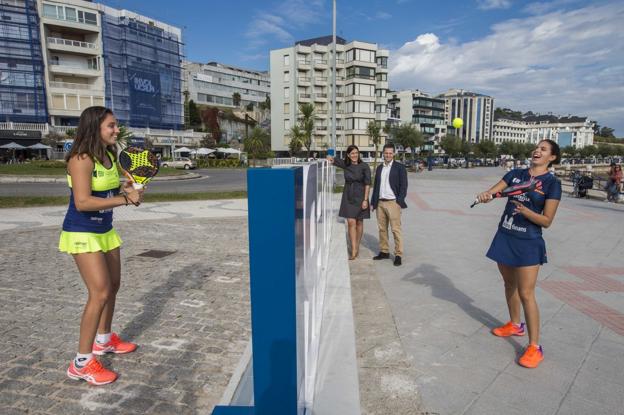 Bea González, a la izquierda, y Delfina Brea pelotean durante la presentación del Santander WOpen 2019 ante la mirada de Gema Igual y Mario Iglesias. 