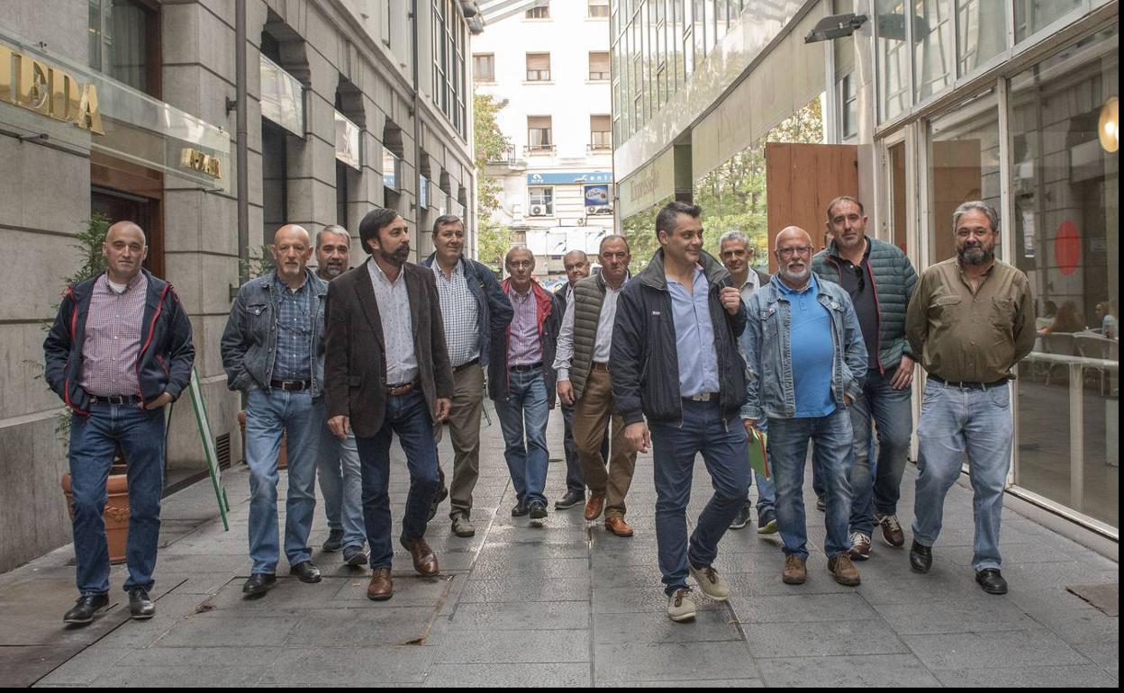 Representantes sindicales del sector del transporte de viajeros por carretera en Cantabria, llegando esta mañana al Orecla.