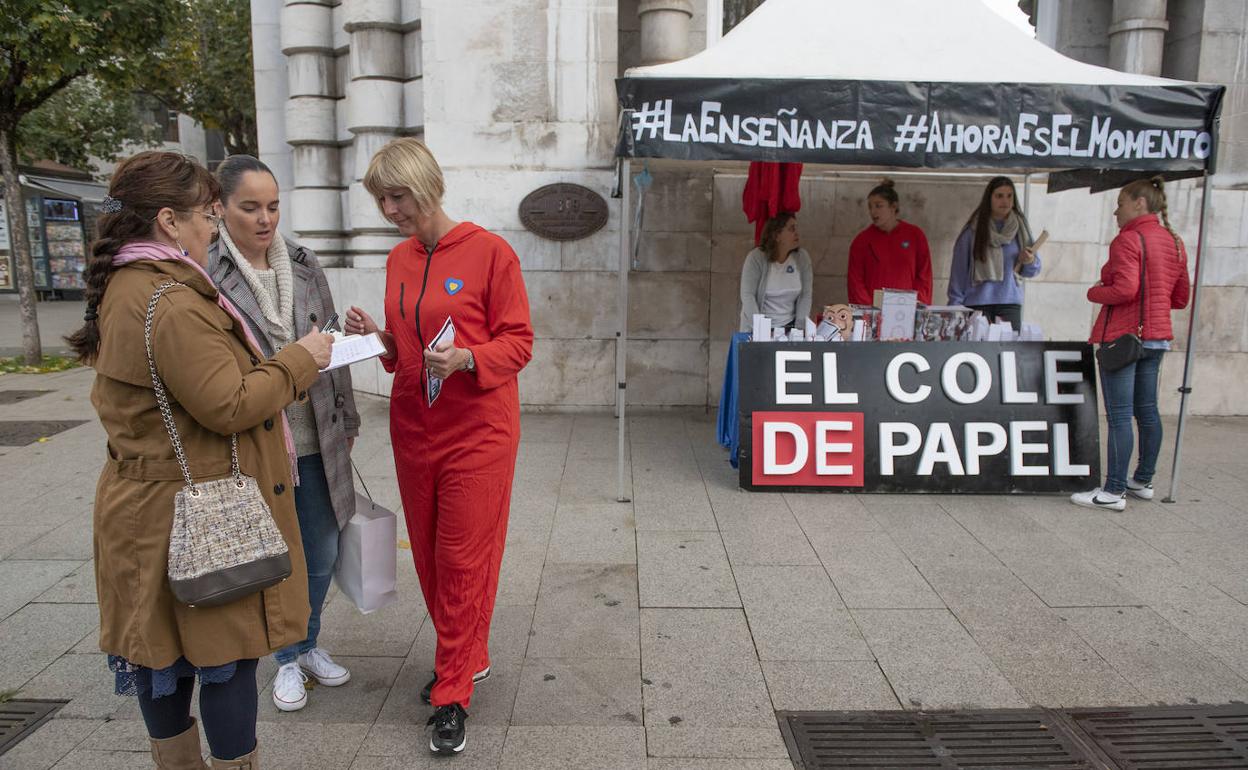 Hoy, varios profesores del colegio atienden el estand, montado en la Plaza del Ayuntamiento.