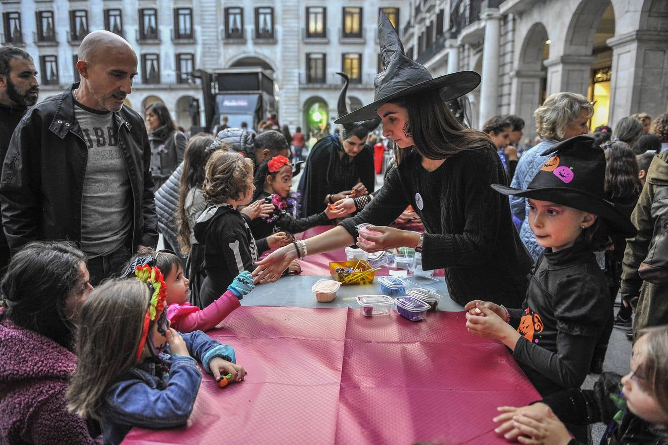 Fotos: Muertos y fantasmas en las calles