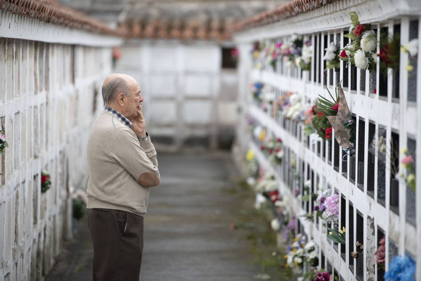 Los cántabros se han acercado hoy a los camposantos para recordar a sus seres queridos a pie de tumba. En la imagen, así estaba el cementerio de Ciriego esta mañana.