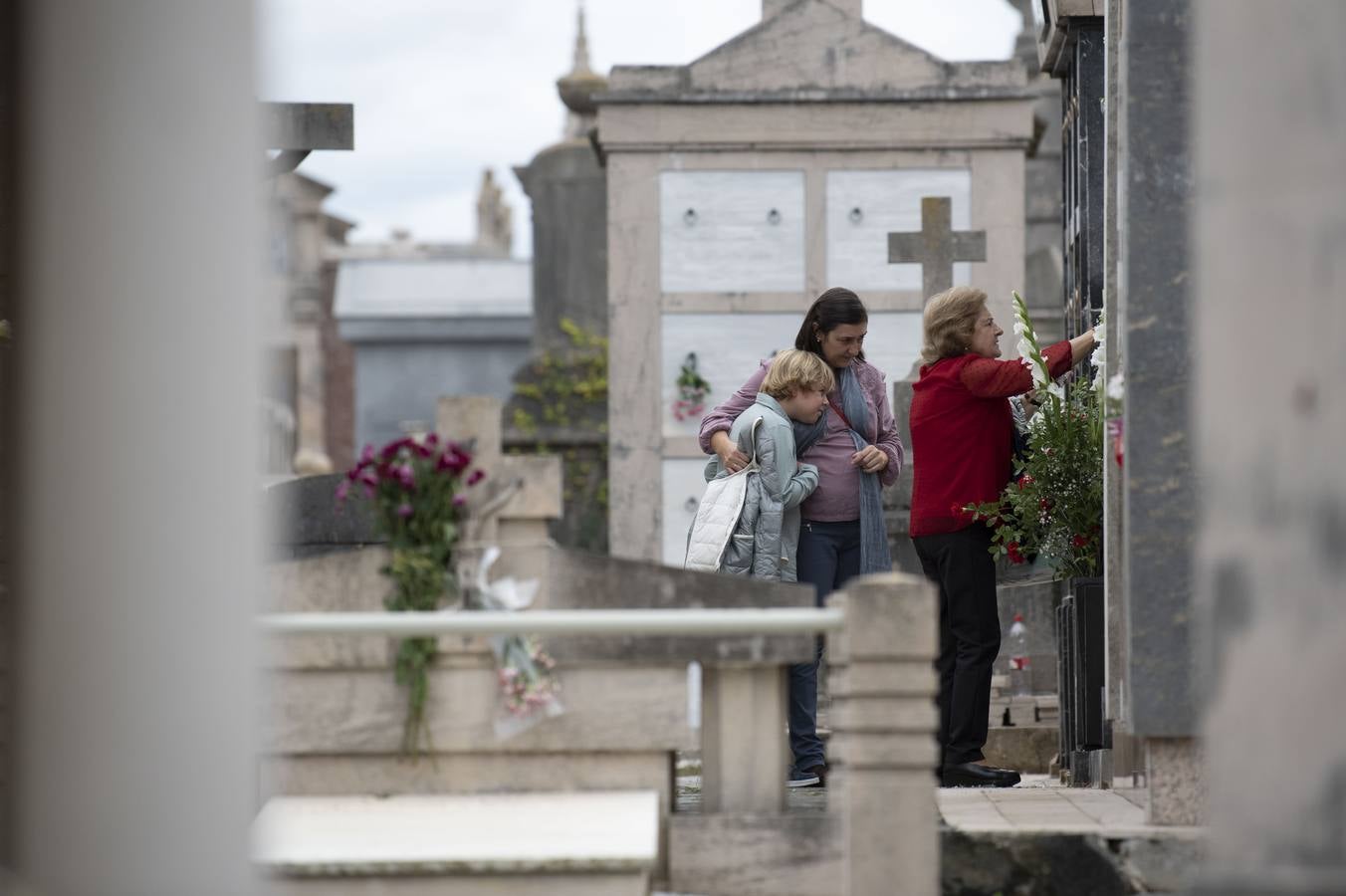 Los cántabros se han acercado hoy a los camposantos para recordar a sus seres queridos a pie de tumba. En la imagen, así estaba el cementerio de Ciriego esta mañana.