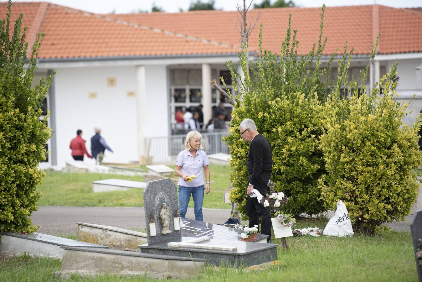 Los cántabros se han acercado hoy a los camposantos para recordar a sus seres queridos a pie de tumba. En la imagen, así estaba el cementerio de Ciriego esta mañana.