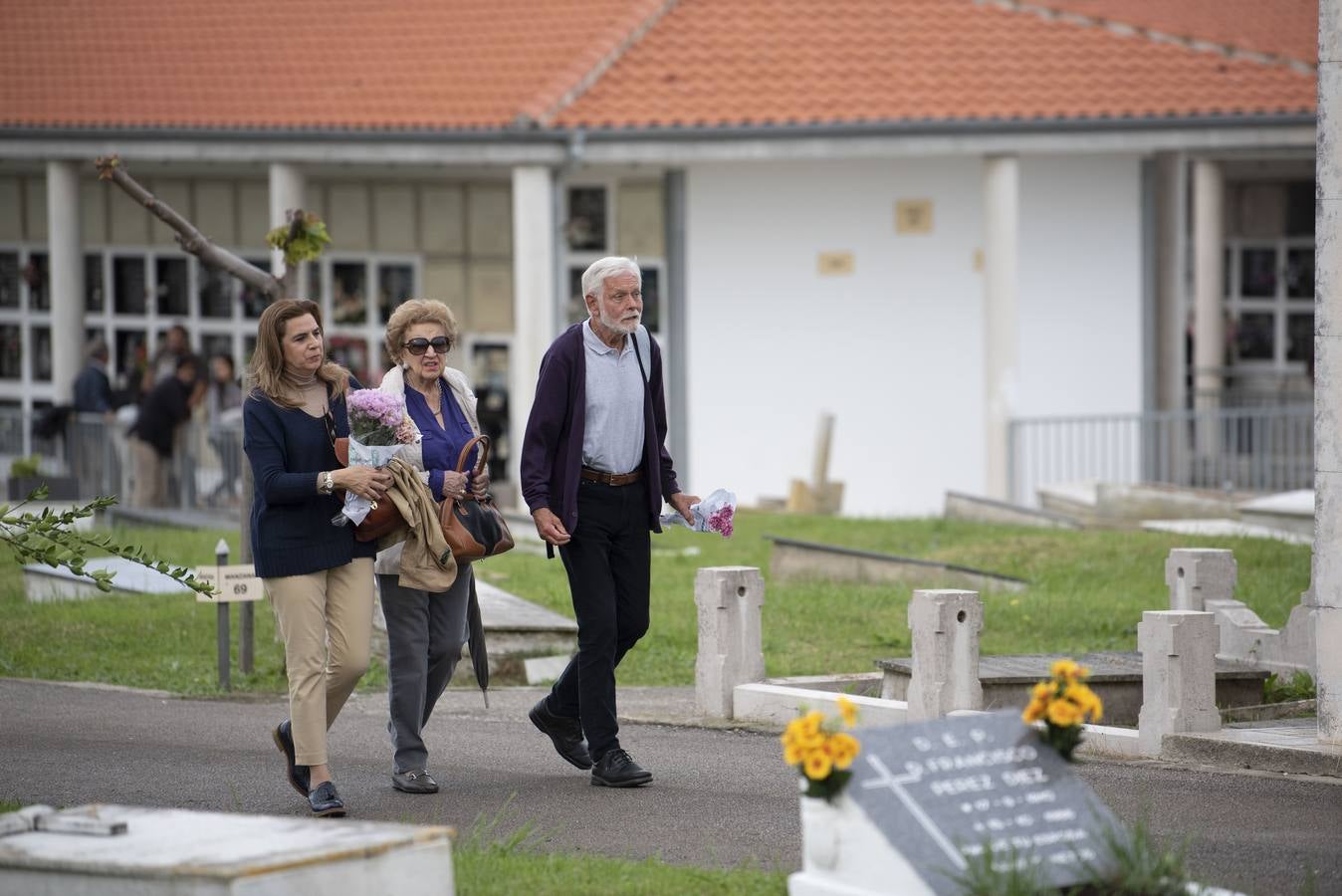 Los cántabros se han acercado hoy a los camposantos para recordar a sus seres queridos a pie de tumba. En la imagen, así estaba el cementerio de Ciriego esta mañana.