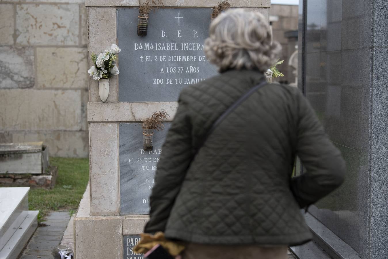 Los cántabros se han acercado hoy a los camposantos para recordar a sus seres queridos a pie de tumba. En la imagen, así estaba el cementerio de Ciriego esta mañana.