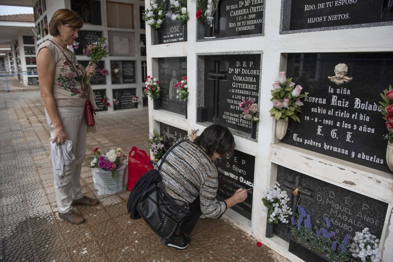 Los cántabros se han acercado hoy a los camposantos para recordar a sus seres queridos a pie de tumba. En la imagen, así estaba el cementerio de Ciriego esta mañana.