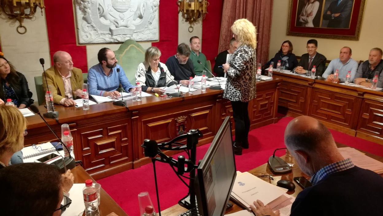 La regionalista María José Fernández tomó ayer posesión como concejala de Camargo en sustitución de Rosa Valdés. 