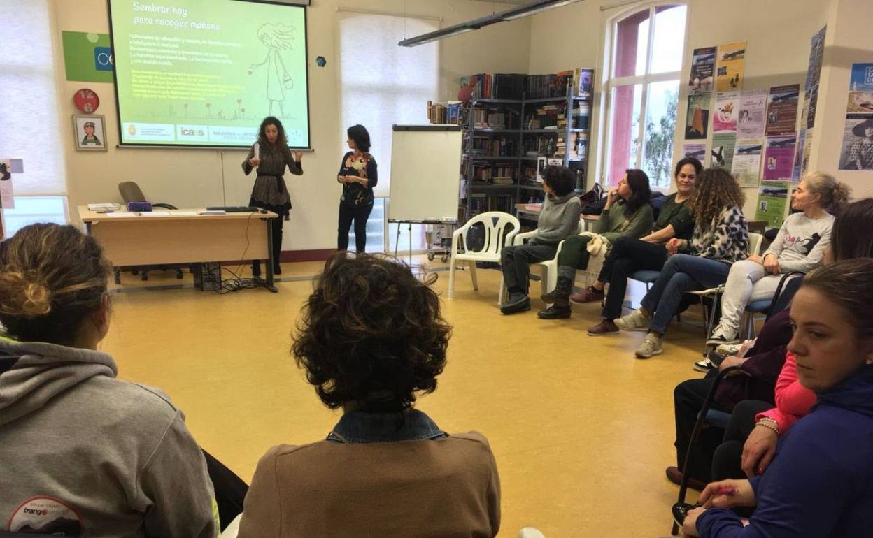 Astillero pone en marcha un taller de técnicas para hablar en público