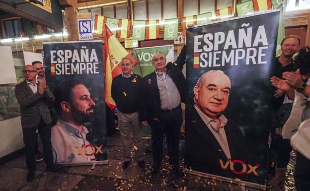 Emilio del Valle, candidato de Vox, muestra los carteles con su imagen y la de Abascal.