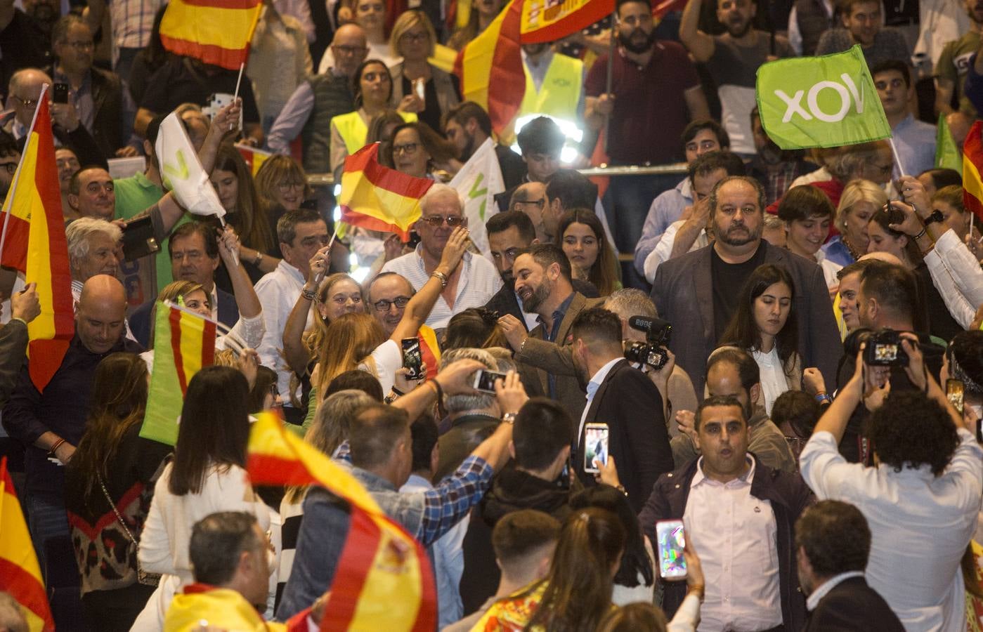 El líder de Vox, Santiago Abascal, en el primer día de campaña electoral ha intervenido en un acto en Santander junto al cofundador del partido de extrema derecha, José Antonio Ortega Lara, y el cabeza de lista al Congreso por Cantabria, Emilio del Valle. Al mitin asistieron 2.200 personas.