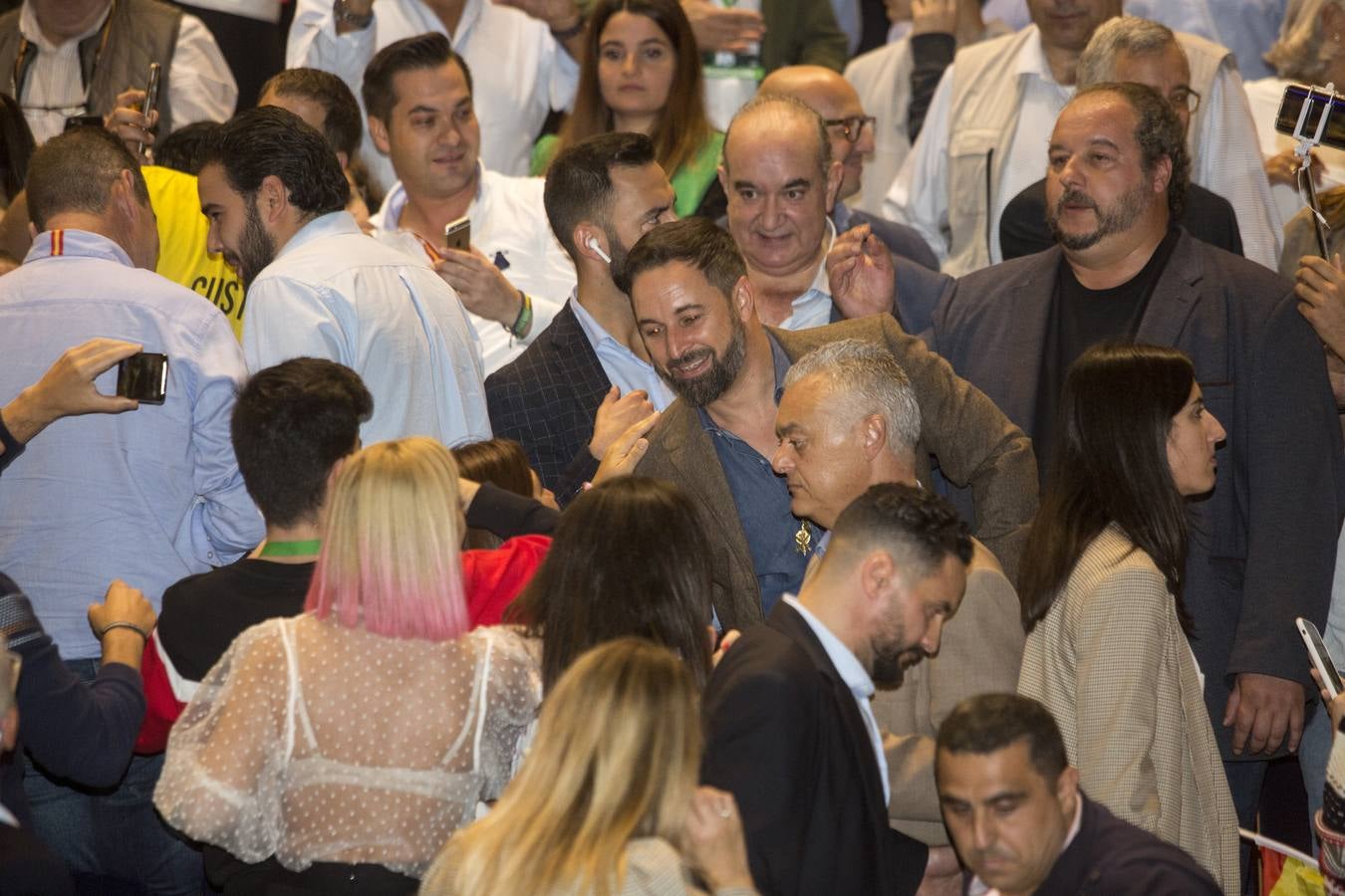 El líder de Vox, Santiago Abascal, en el primer día de campaña electoral ha intervenido en un acto en Santander junto al cofundador del partido de extrema derecha, José Antonio Ortega Lara, y el cabeza de lista al Congreso por Cantabria, Emilio del Valle. Al mitin asistieron 2.200 personas.