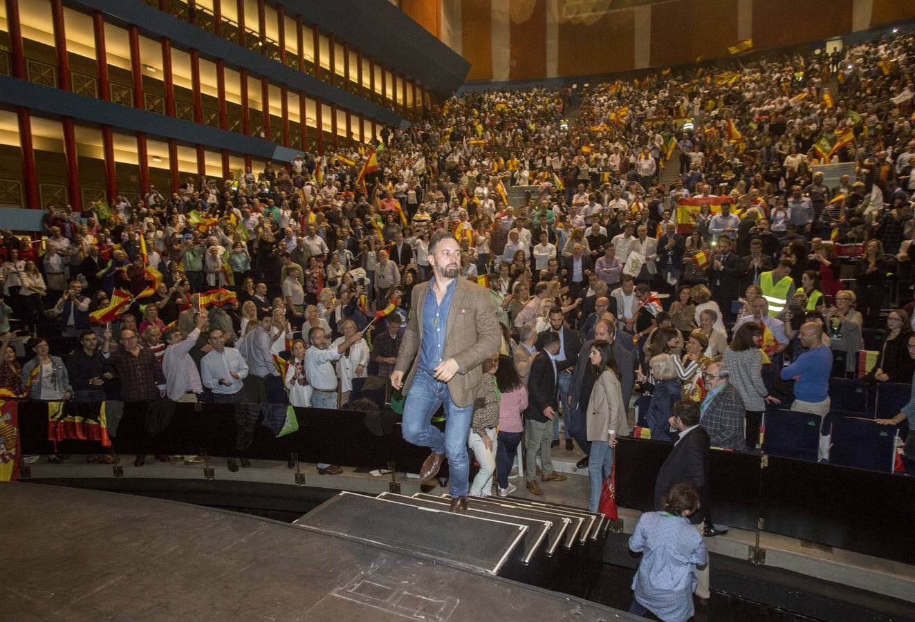 El líder de Vox, Santiago Abascal, en el primer día de campaña electoral ha intervenido en un acto en Santander junto al cofundador del partido de extrema derecha, José Antonio Ortega Lara, y el cabeza de lista al Congreso por Cantabria, Emilio del Valle. Al mitin asistieron 2.200 personas.