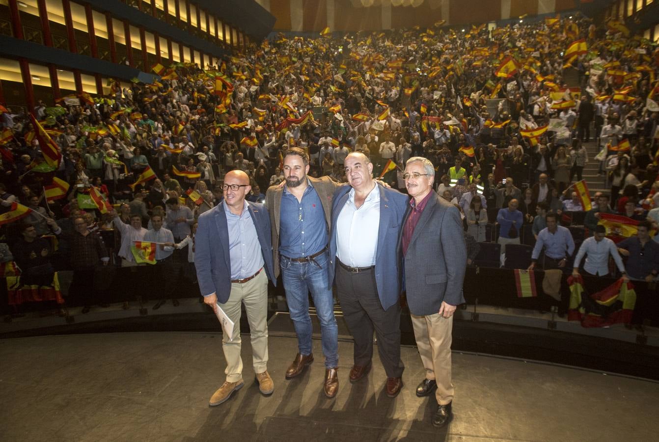 El líder de Vox, Santiago Abascal, en el primer día de campaña electoral ha intervenido en un acto en Santander junto al cofundador del partido de extrema derecha, José Antonio Ortega Lara, y el cabeza de lista al Congreso por Cantabria, Emilio del Valle. Al mitin asistieron 2.200 personas.