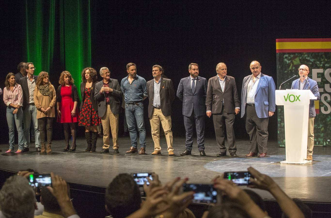 El líder de Vox, Santiago Abascal, en el primer día de campaña electoral ha intervenido en un acto en Santander junto al cofundador del partido de extrema derecha, José Antonio Ortega Lara, y el cabeza de lista al Congreso por Cantabria, Emilio del Valle. Al mitin asistieron 2.200 personas.